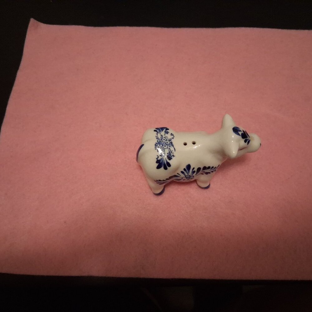 Vintage Delft Blue Hand-Painted Porcelain Cow Salt or Pepper Shaker - Picture 6 of 8
